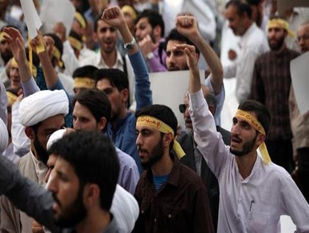 دانشجو حاضر در مراسم: پلاکارد های ما نه توهین بود!نه آشوبی بود و نه قصد برهم زدن مراسم را داشتیم!