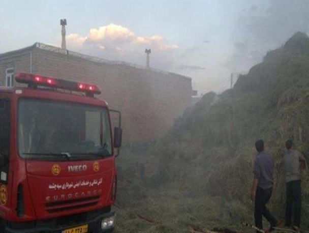 انبار علوفه در شهرستان چالدران طعمه حریق شد