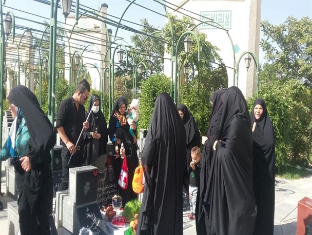 شهدا فرزندان همه مادران این سرزمین هستند/ مادری که بر سر مزار شهید رفت و حاجت گرفت