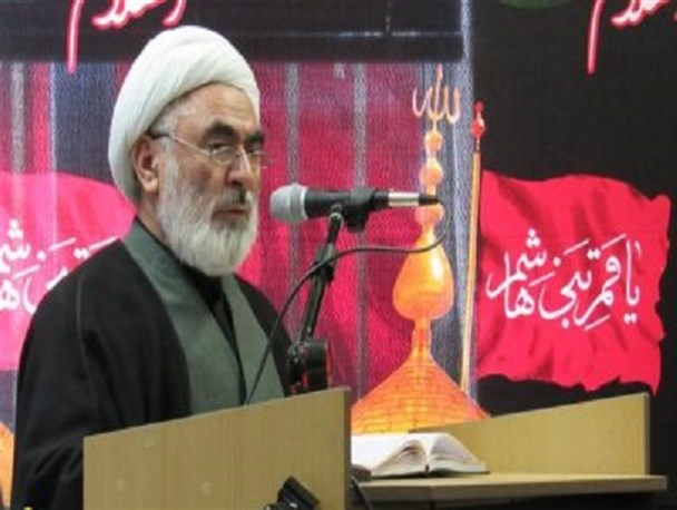 نباید با سیاستمداری که اصول جمهوری اسلامی را رعایت نمی‌کند ارتباط داشت