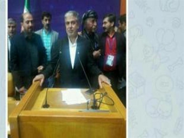 رفتار عجیب نماینده فراکسیون امید ادامه دارد/ پس از سلفی با موگرینی اینبار سلفی با تریبون سالن سران!