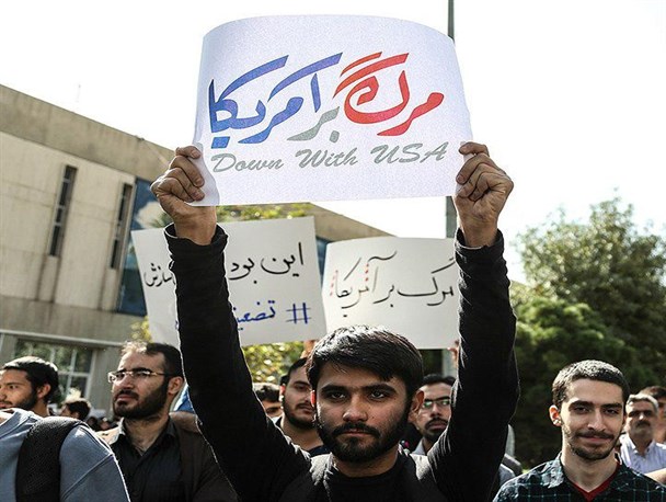 تجمع اعتراض آمیز دانشجویان دانشگاه بوعلی در پاسخ به سخنان ترامپ