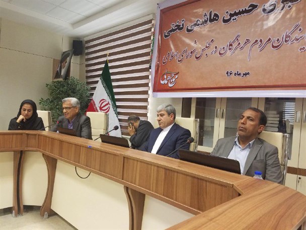 مقاومتی برای آوردن معاون استاندار از خارج استان نداریم
