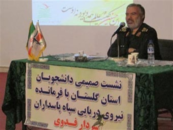 تصاویر / نشست صمیمی دانشجویان گلستان با فرمانده نیروی دریایی سپاه