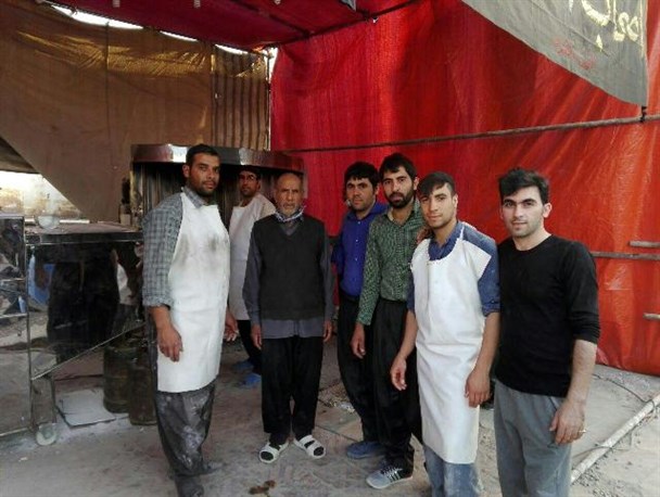 زائران اربعین حسینی میهمان سفره نان فراهانی + تصاویر