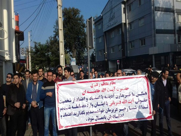 تجمع خریداران مجتمع آدینه در مقابل دادسرای عمومی و انقلاب رشت+تصاویر