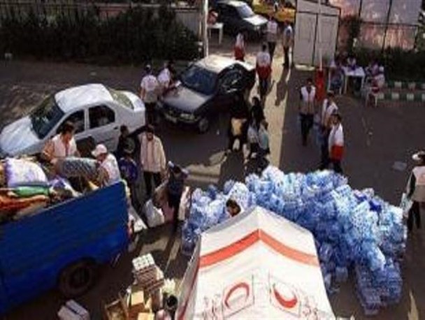 بالا زدن آستین همت برای حمایت و دلداری مردم داغدیده/ دست های پرسخاوت کردستانی ها روی شانه زلزله زدگان کرمانشاه