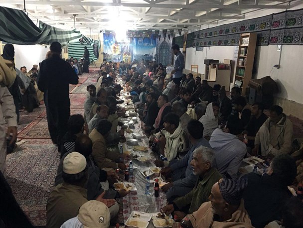 خدمت‌رسانی خادمیاران رضوی به 3500 زائر پاکستانی جا مانده از اربعین