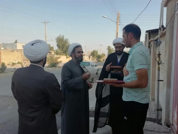 توزیع بسته‌های فرهنگی اهدایی رهبر انقلاب در بین مردم مهران