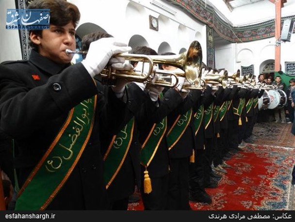 جمع عزاداران اربعین در خانه ی فصیحی های هرند/ تصاویر