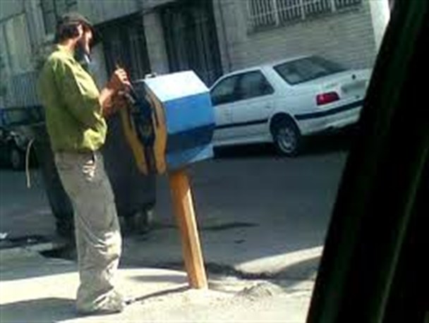 رخنه دزدان معتاد بر صندوق صدقات/ عابرین پیاده فقط نگاه می کنند