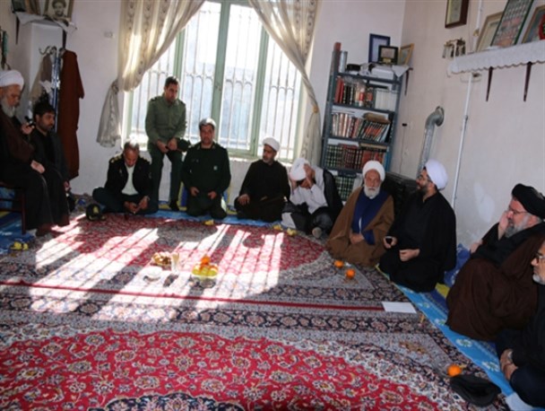دیدار آیت الله خاتمی با پدر دو شهید رفسنجان/تصاویر