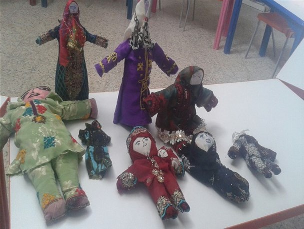 کودکان دلگانی عروسکهای دست ساز بومی خود را به کودکان سرطانی هدیه کردند
