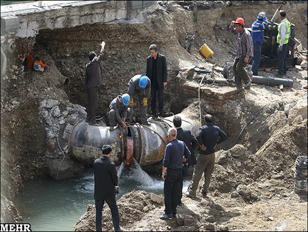شکستگی خط اصلی انتقال آب شهر خنافره دلیل قطعی آب می باشد/تا ساعت ۱۵ امروز خط انتقال آب وصل می شود