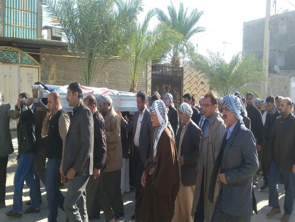 پیکر رقیه مجدمی هنرمند نوجوان شادگانی بر دستان مردم شادگان تشییع شد