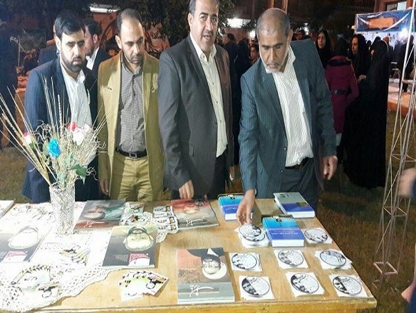 برپایی نمایشگاه فرهنگی بنیاد شهید در باوی + عکس