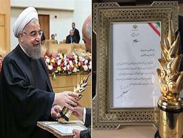 غلط املایی در لوح اهدایی روحانی به تولید کننده بوکانی