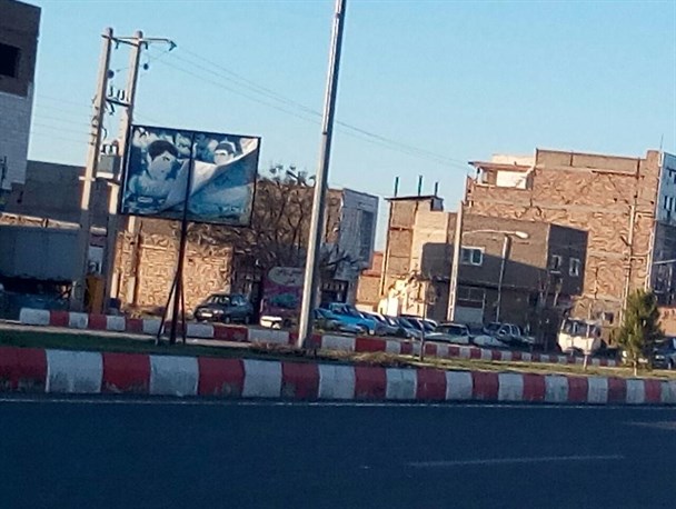 وضعیت بسیار نامناسب تصاویر شهدا در بلوار ورودی شهر کلاله+تصویر
