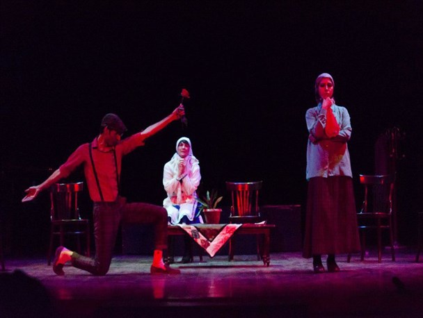 هویت‌یابی و یافتن خودِ واقعی انسان در نمایش «من مده آ هستم»