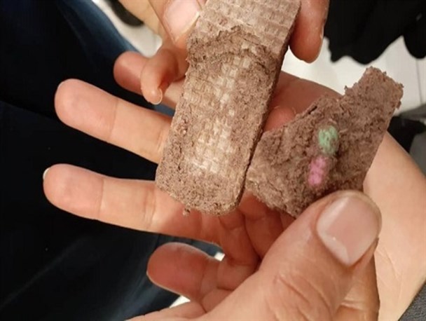 مشاهده قرص در داخل کیک دانش آموز زنجانی
