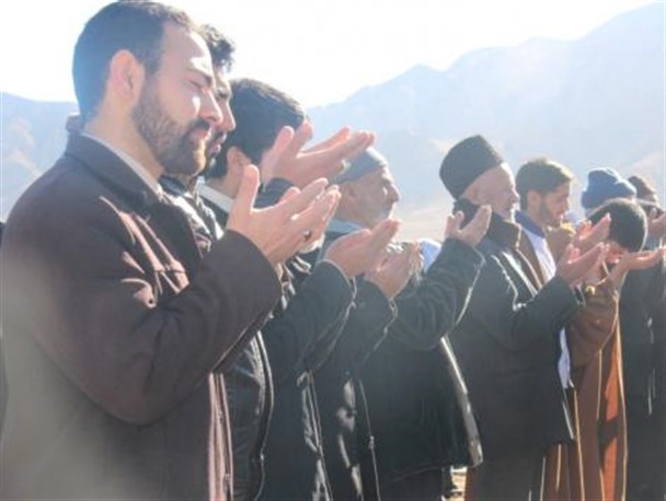 دستانی که تمنای نزول برکات آسمانی را فریاد می زنند