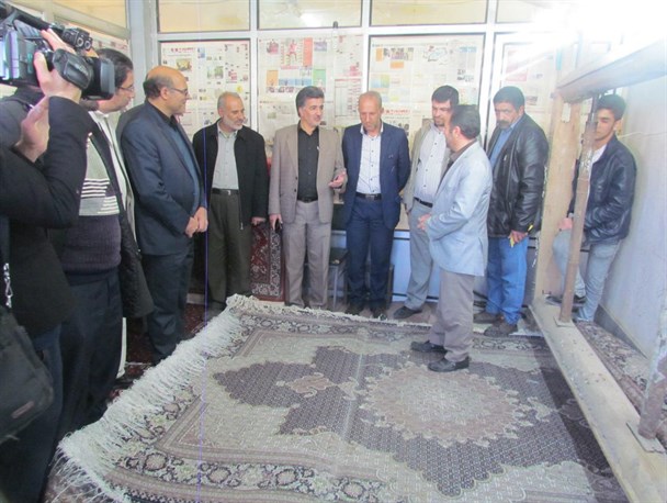 نخستین فرش 12 متری دستباف ریزبافت زیر پای رونق اقتصادی تویسرکان پهن شد