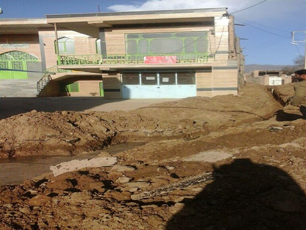 ترکیدگی لوله و دوماه هدررفت آب در روستای نمدمال شاهرود/ وقتی از حرف تا عمل مسئولان فاصله است/ کسی پاسخگو نیست