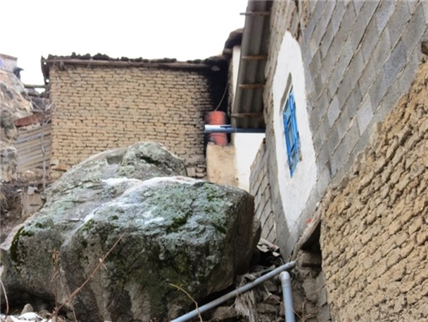 خطر ریزش سنگ مردم روستای اسفیدان را تهدید می کند