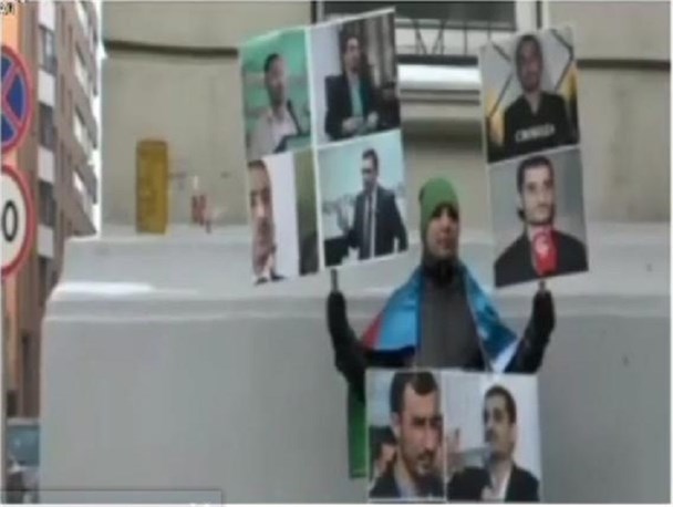 تجمع ده‌ها تن از آذربایجانی‌های مقیم روسیه مقابل سفارت این کشور در مسکو