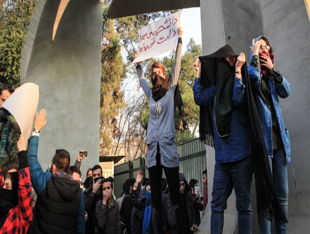 نباید ضعف های داخلی را به دشمنان گرا دهیم/تحرکات دشمن در داخل کشور از طریق ضعف ها می باشد