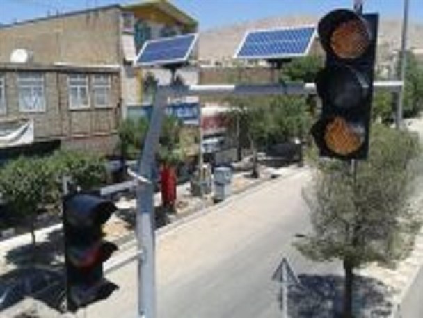 چراغ‌های راهنمایی آبیک به سیستم انرژی خورشیدی مجهز شدند