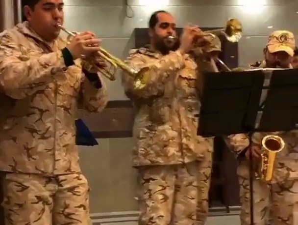 ادعای خبرنگار هفت صبح درباره برخورد با کادر حاضر در کلیپ شادی سربازان + عکس