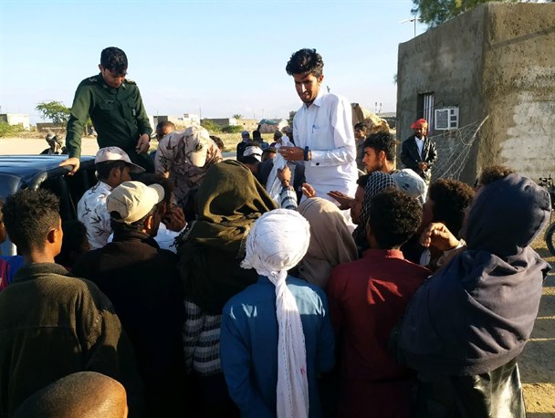 توزیع بسته‌های غذایی میان سیل زدگان جنوب شرق کشور