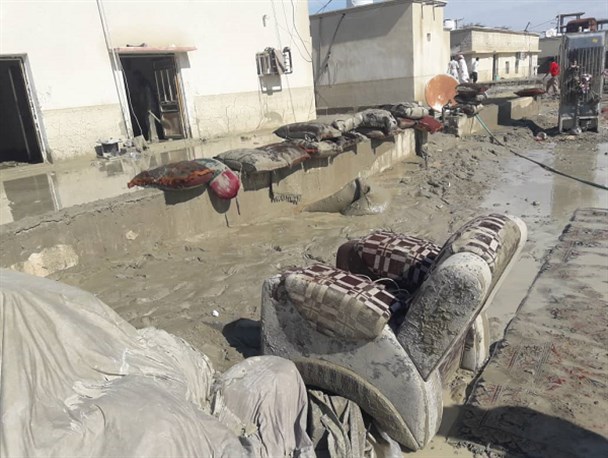 اسکان موقت ۳۰۰ خانوار سیل زده جاسکی توسط بسیج