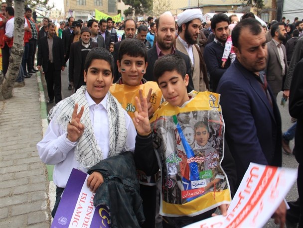 حضور کودکان و نوجوانان سمنانی در راهپیمایی 22 بهمن به روایت تصویر