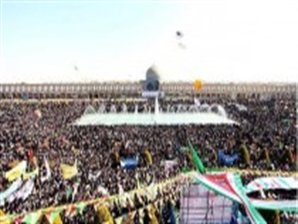 خیل عظیم جمعیت اصفهانی‌ها بهار انقلاب را جشن گرفتند
