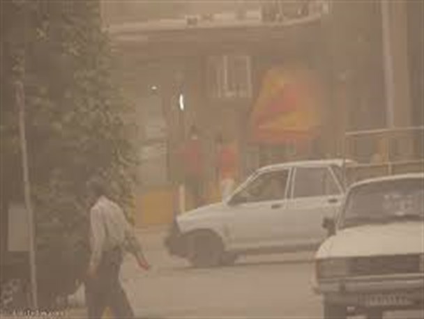 گرد و غبار تیر چراغ برق را در دره شهر آتش زد