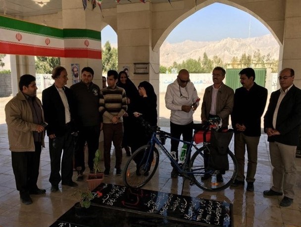 دوچرخه سوار سفیر انجمن نابینایان ایران وارد کنگان شد+تصویر