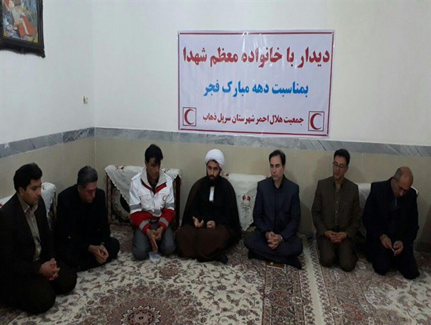 شهداء مظهر ایثار و گذشت در جامعه هستند / دیدار با خانواده معظم شهداء وظیفه مسئولین است