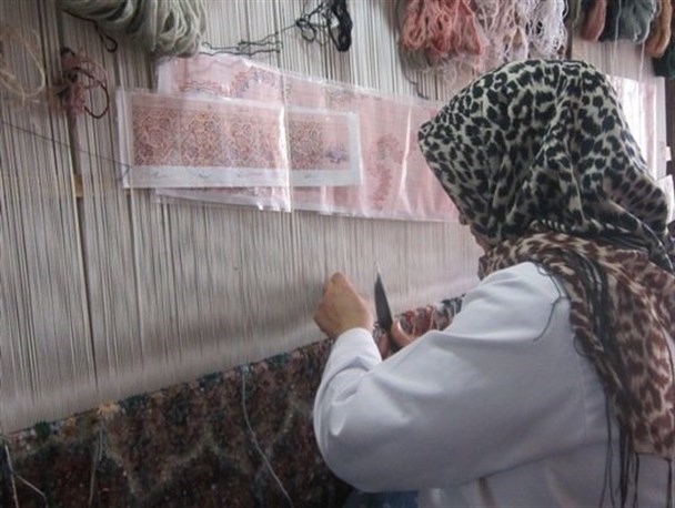 بانوی کارآفرین سرپلذهابی که جوانیش را وقف تولید و توسعه مشاغل خانگی نموده/ در هم تنیدن تار و پود فرش دستبافت در سرپلذهاب