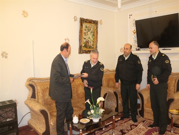 دلجویی فرمانده انتظامی استان اردبیل از دو خانواده شهید