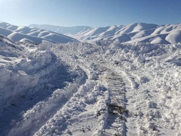 روستای تازه تاسیس علیسرخ در محاصره برف / توپ فوتبال وعده مسوولان شده ایم