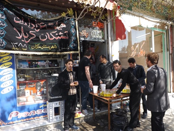 برپایی ایستگاه صلواتی با همت هیئت تشنگان کربلا در ایام فاطمیه
