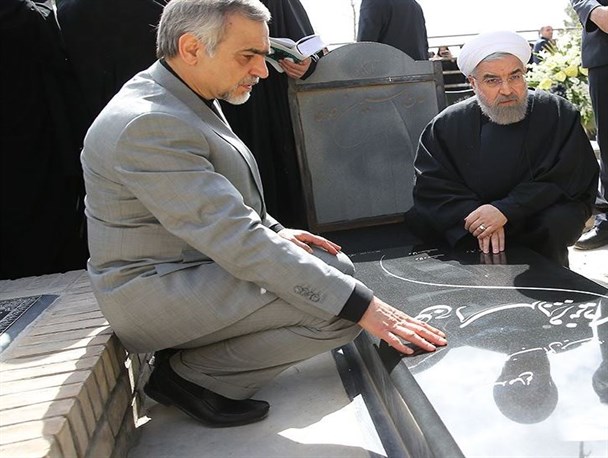 رئیس‌جمهور به زیارت مزار پدر و مادرش رفت