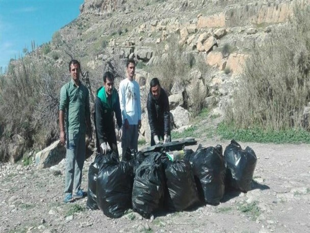 زنجیره انسانی در چشمه انجیری این بار با جمع آوری زباله ها