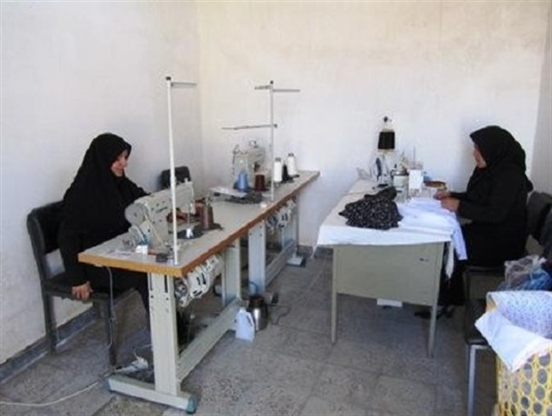 اشتغالزایی برای 11 زن سرپرست خانواده دستاورد بانوی دلگانی/ تولید1500مانتو شلوار در یک سال