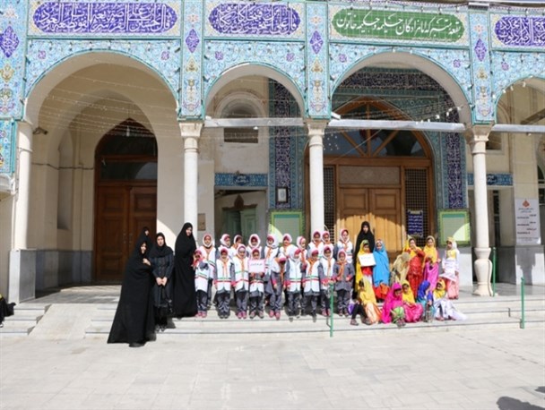 کودکان و نوجوانان شهرکردی با آئین چراغ‌گیران آشنا شدند