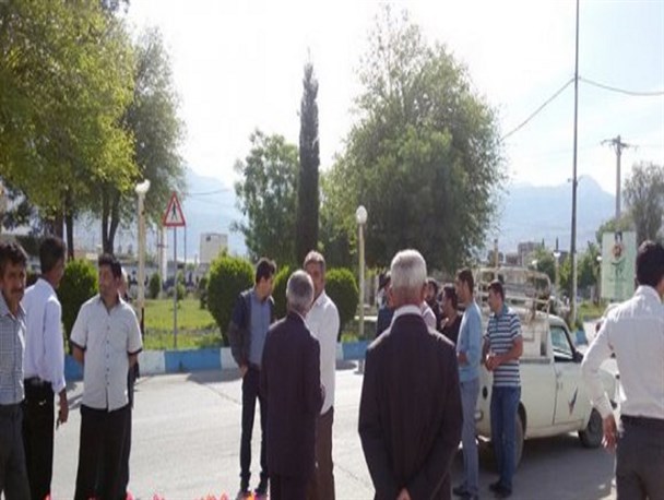 تجمع اعتراض‌آمیز مردم روستای کره شهبازی به وضعیت خیابانهای این روستا+تصاویر