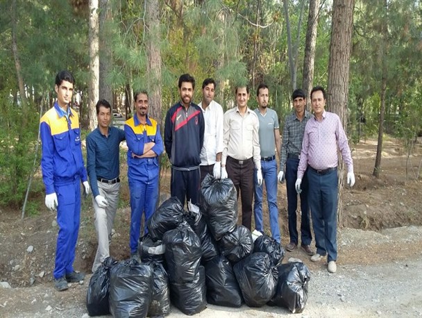 پاکسازی پارک جنگلی خلیل آباد توسط کارکنان شرکت گاز