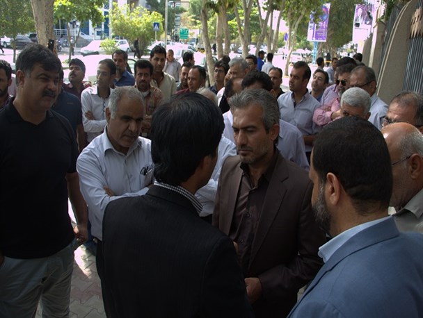 تصاویر/ تجمع اعتراض آمیز مرغ داران جلوی استانداری بوشهر